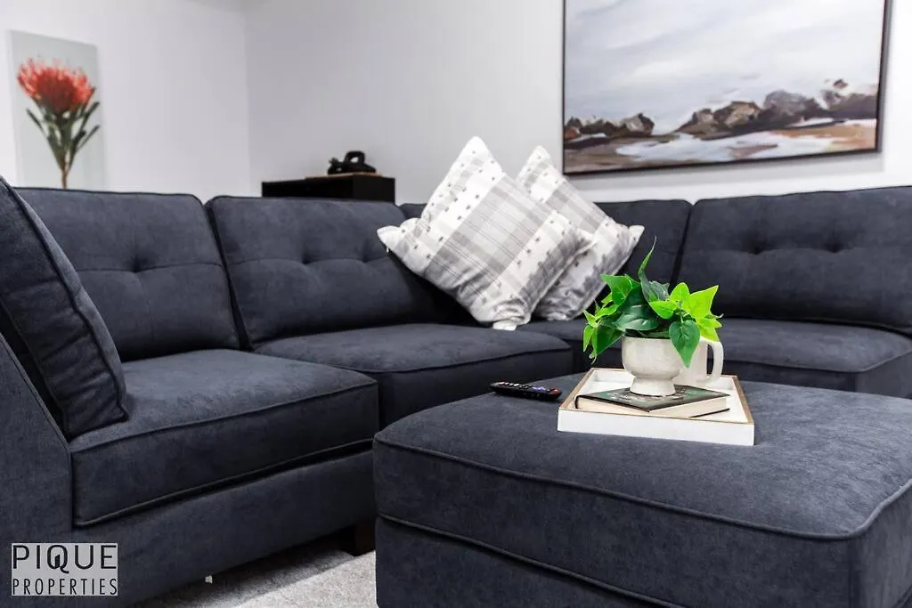 Urbanutopia*Luxury Home*King Bed*Patio/Bbq*Sleep16 Edmonton Holiday home